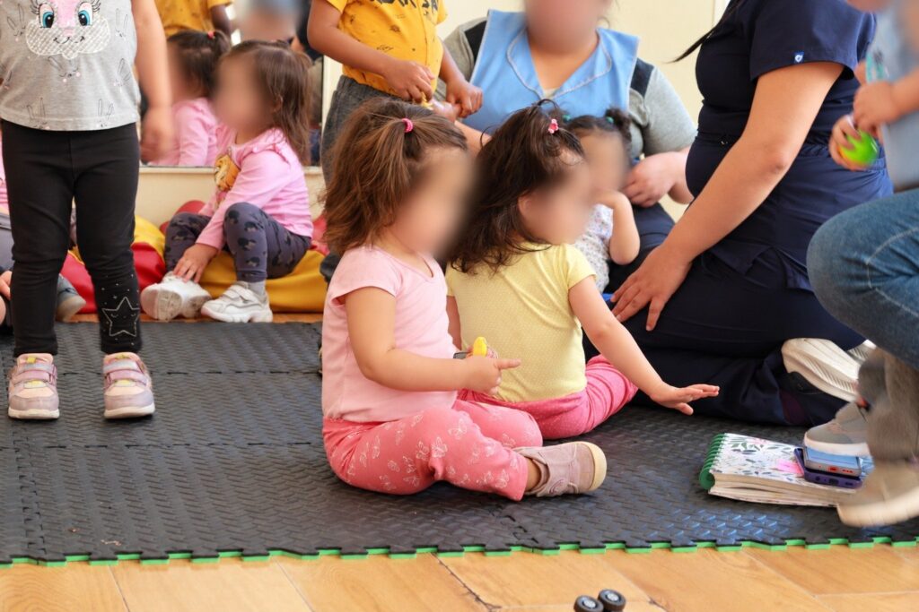 Actividad grupal con los niños sentados en círculo