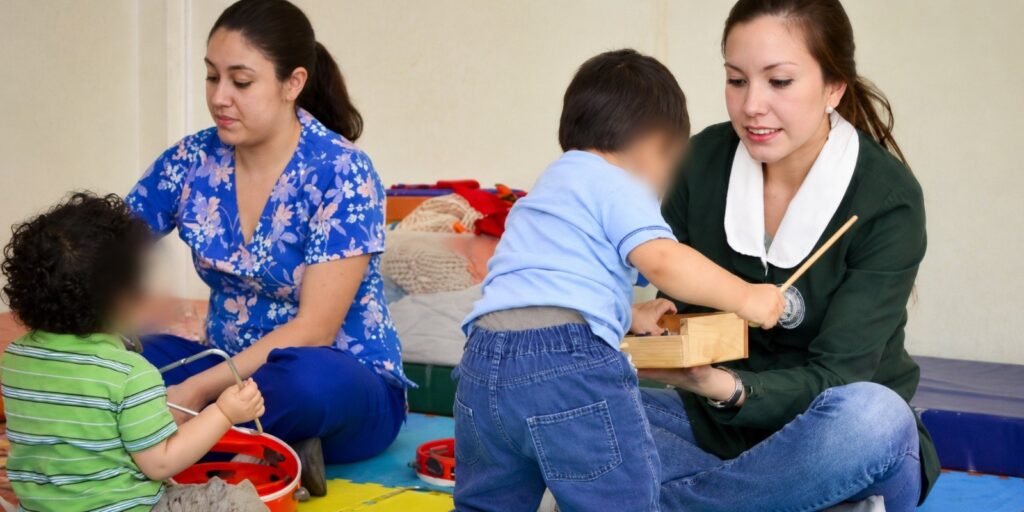 Sesión de estimulación temprana con material didáctico